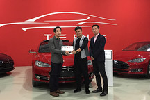 讓電車“飛” 特斯拉中國首輛Model S P85D交付車主