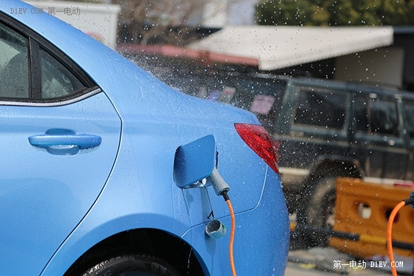低油耗/不怕水/敢挑戰 看榮威550 PLUG-IN車主如何“勁擎”玩車