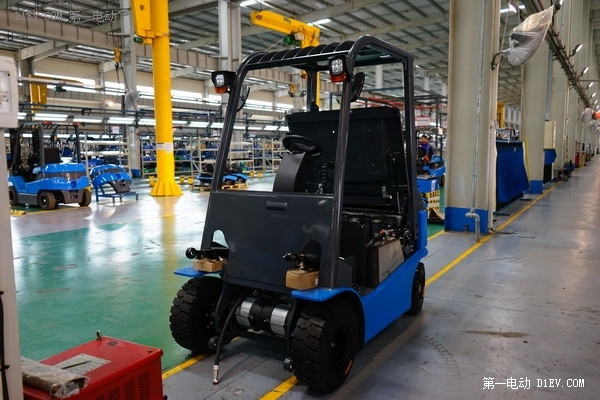用騰勢(shì)的經(jīng)驗(yàn)技術(shù)造比亞迪超級(jí)電叉車