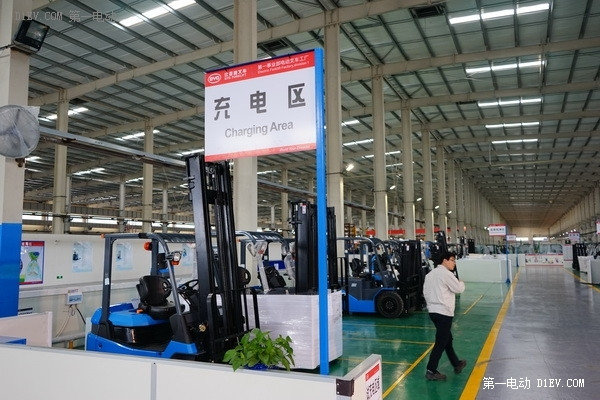 用騰勢(shì)的經(jīng)驗(yàn)技術(shù)造比亞迪超級(jí)電叉車