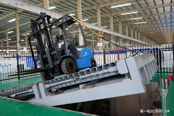 用騰勢(shì)的經(jīng)驗(yàn)技術(shù)造比亞迪超級(jí)電叉車