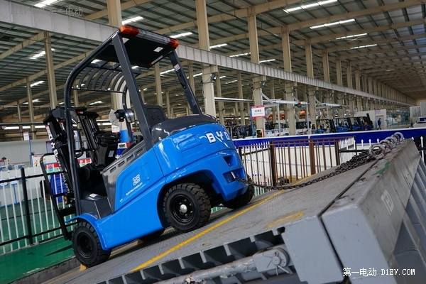 用騰勢(shì)的經(jīng)驗(yàn)技術(shù)造比亞迪超級(jí)電叉車