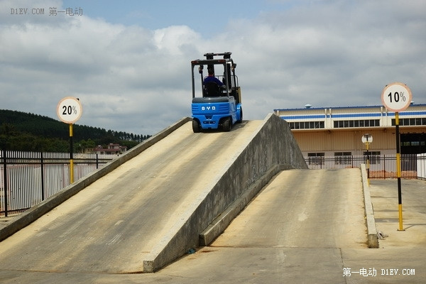 用騰勢(shì)的經(jīng)驗(yàn)技術(shù)造比亞迪超級(jí)電叉車