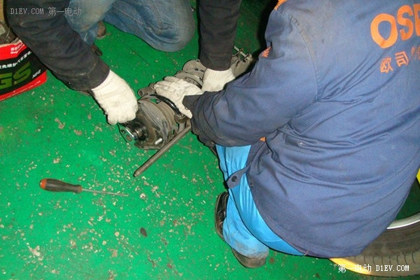 不求低趴只為適中 比亞迪秦更換短彈簧紀(jì)實