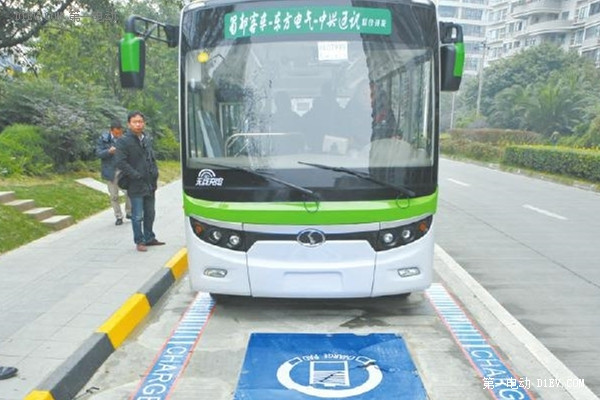 革命性充電方式來臨 全球電動汽車無線充電技術哪家強？