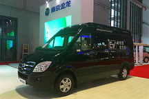 430公里長續(xù)航新標桿  南京金龍D11純電動商務車亮相上海車展