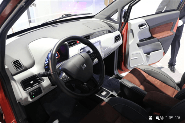 眾泰純電動汽車四杰攜新品眾泰Z700、大邁X5驚艷亮