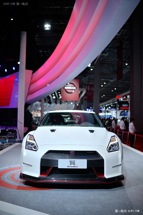 日產(chǎn)LANNIA藍鳥與日產(chǎn)新樓蘭齊聚2015上海車展
