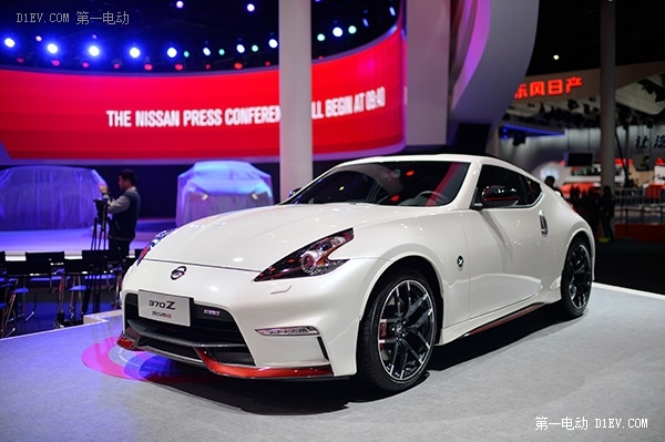 日產(chǎn)LANNIA藍鳥與日產(chǎn)新樓蘭齊聚2015上海車展