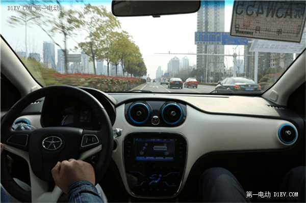 續(xù)航200公里 江淮iEV5電動(dòng)汽車輕松游巢湖
