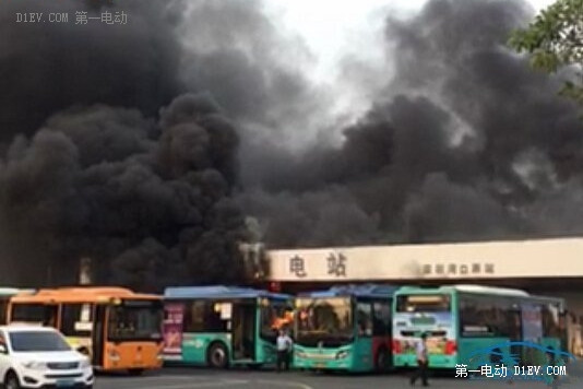 現(xiàn)場(chǎng)濃煙滾滾。在燃燒車輛旁邊，還停著幾輛同樣也在充電的電動(dòng)大巴。