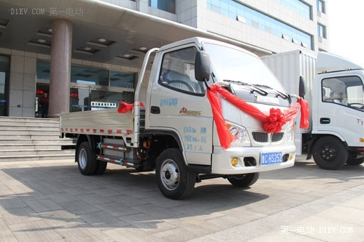 唐駿電動物流車首批上牌交車