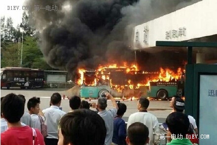 深圳五洲龙电动公交在充电站内起火