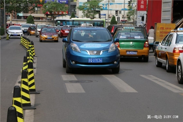 自己開(kāi)車(chē)上班爽么？