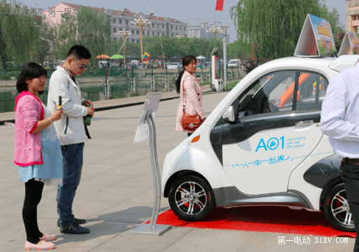 麗馳電動汽車轟動陵城 參加2015現(xiàn)代生活方式博覽會