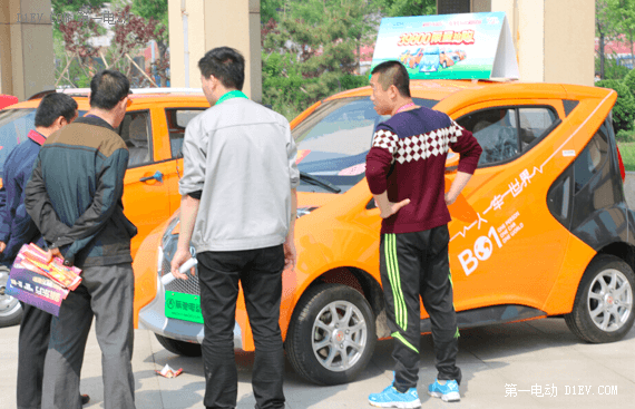 麗馳電動汽車轟動陵城 參加2015現(xiàn)代生活方式博覽會