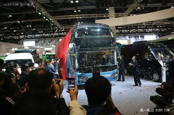 2015道路運(yùn)輸展金龍集團(tuán)攜“三龍”共推新能源客車戰(zhàn)略