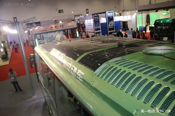 南京金龙太阳能电动客车车顶太阳能板