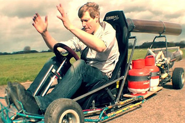 老外再现神人 柴油动力卡丁车喷火狂飙！