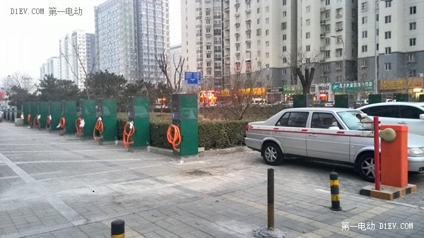 是圈了電動車主的充電車位!?租車公司占用公共充電樁大調查