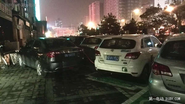 是圈了電動車主的充電車位!?租車公司占用公共充電樁大調查