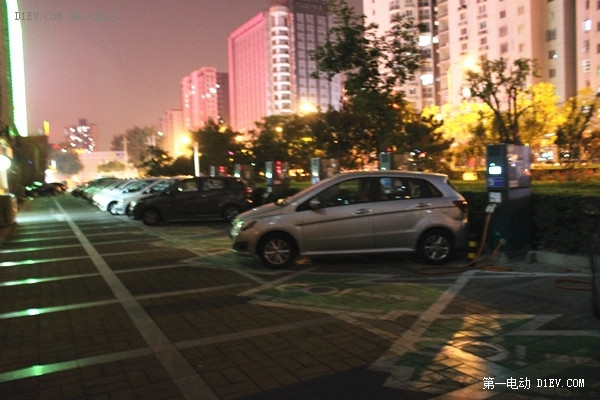 是圈了電動車主的充電車位!?租車公司占用公共充電樁大調查
