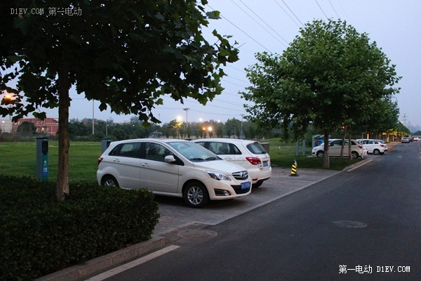 是圈了電動車主的充電車位!?租車公司占用公共充電樁大調查