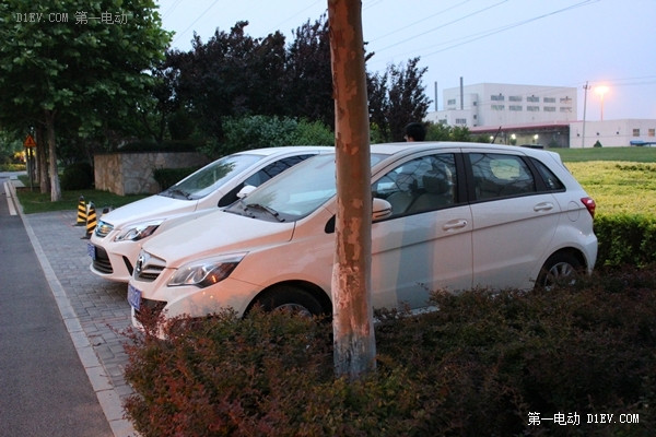 是圈了電動車主的充電車位!?租車公司占用公共充電樁大調查