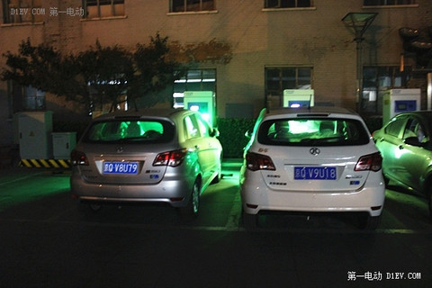 是圈了电动车主的充电车位!?租车公司占用公共充电桩大调查