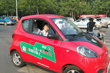 “萌豆”愛心助考  微行盡顯“路范兒”