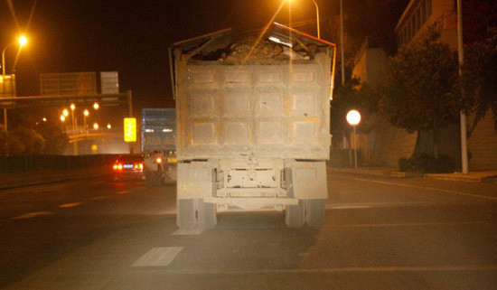 巨型破壞者—渣土大貨車