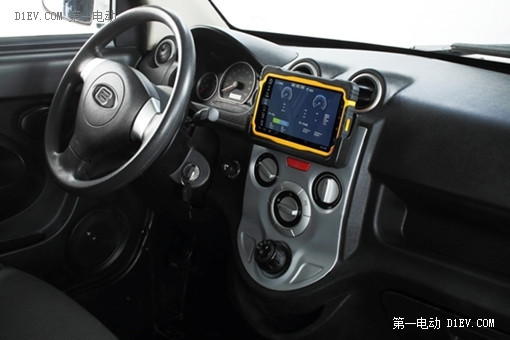 智騏電動(dòng)物流車內(nèi)部