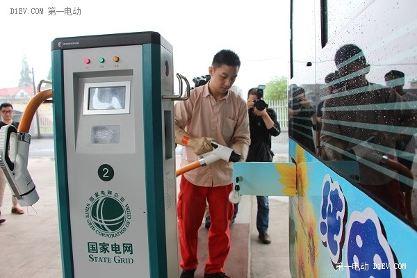 微宏助跑湖城純電動公交