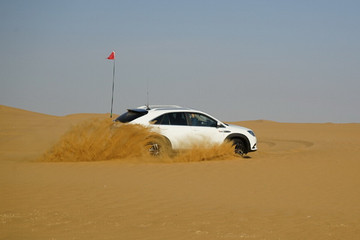 边行走边评测 比亚迪唐沙漠豁车酷帅视频
