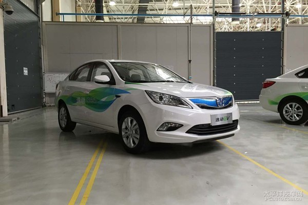 長(zhǎng)安逸動(dòng)純電動(dòng)車(chē)