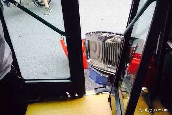 一周車市囧聞 鳥叔撞車/路虎掉橋/槍!槍!槍!