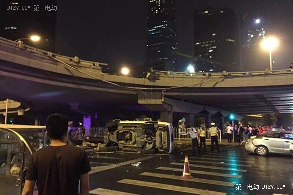一周車市囧聞 鳥叔撞車/路虎掉橋/槍!槍!槍!