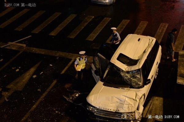 一周車市囧聞 鳥叔撞車/路虎掉橋/槍!槍!槍!