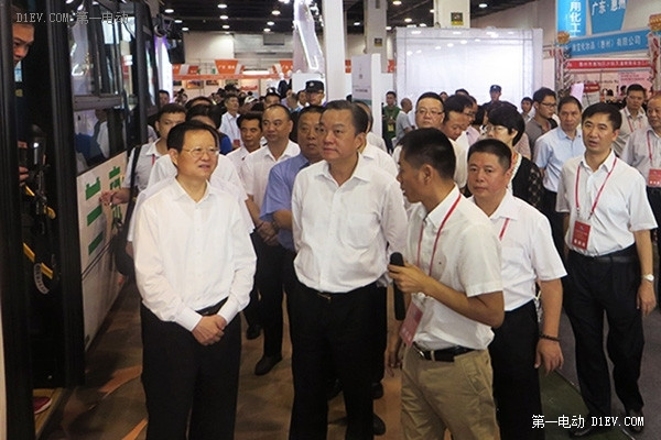 京蘭純電動(dòng)客車亮相杭州引關(guān)注 可快速充電最多乘60人
