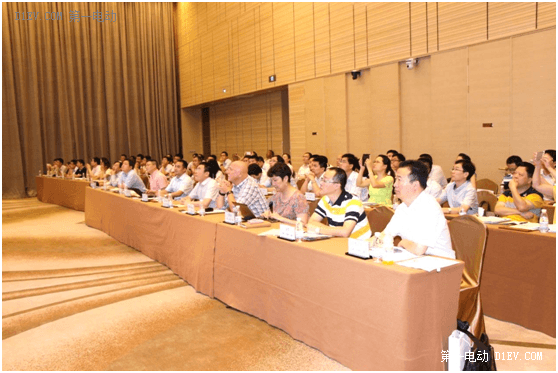 參會嘉賓認(rèn)真聆聽專家講解