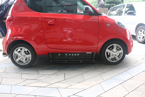 “小滴”時(shí)空E20電動(dòng)汽車底盤換電模式
