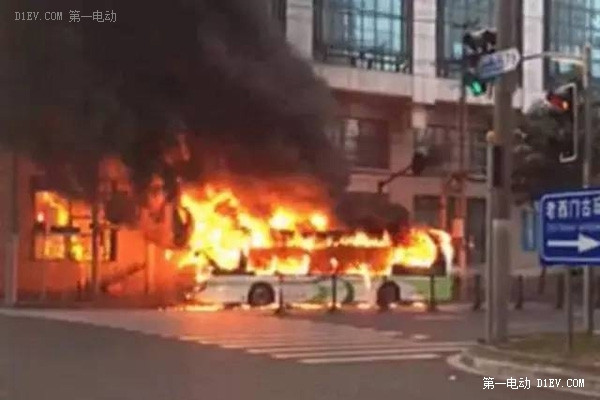 上海申沃超级电容公交车起火