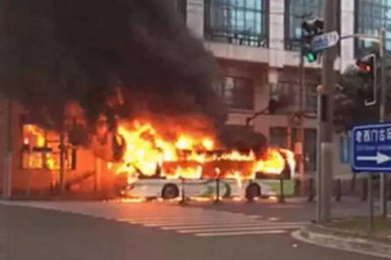 上海申沃超级电容公交车自燃 起火原因正在调查
