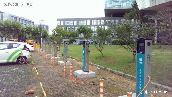 “電亮中國”充電先鋒在行動：一點兩翼三城53個充電樁勘測記
