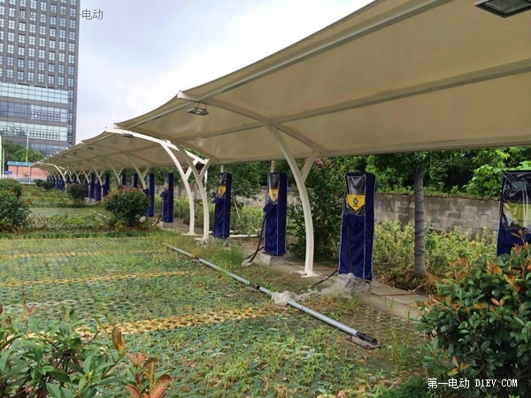“電亮中國”充電先鋒在行動：一點兩翼三城53個充電樁勘測記