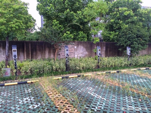 “電亮中國”充電先鋒在行動：一點兩翼三城53個充電樁勘測記