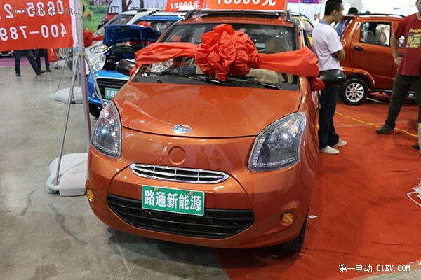 一本正經(jīng)的搞笑 山東微電車展囧時刻