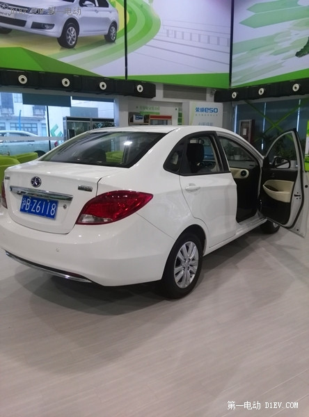 自建充電樁+內(nèi)飾大裝修，看上海江淮iev4電動(dòng)車主的團(tuán)購(gòu)養(yǎng)車經(jīng)