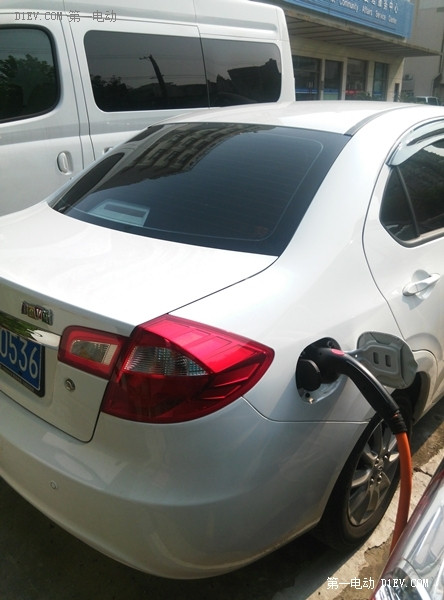 自建充電樁+內(nèi)飾大裝修，看上海江淮iev4電動(dòng)車主的團(tuán)購(gòu)養(yǎng)車經(jīng)