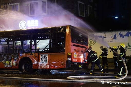 杭州鬧市區(qū)混合動(dòng)力公交車起火燃燒 9名乘客受傷